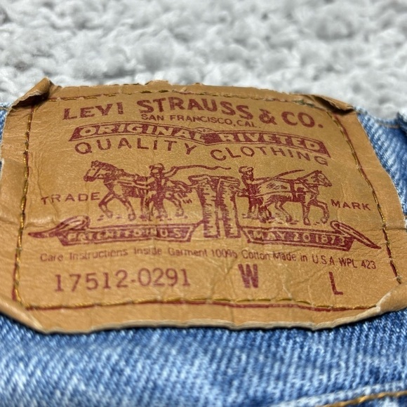 Levi's Jeans Womens 5 Vintage High Rise Mom Jean Light Wash Distressed Holes USA - Picture 6 of 7